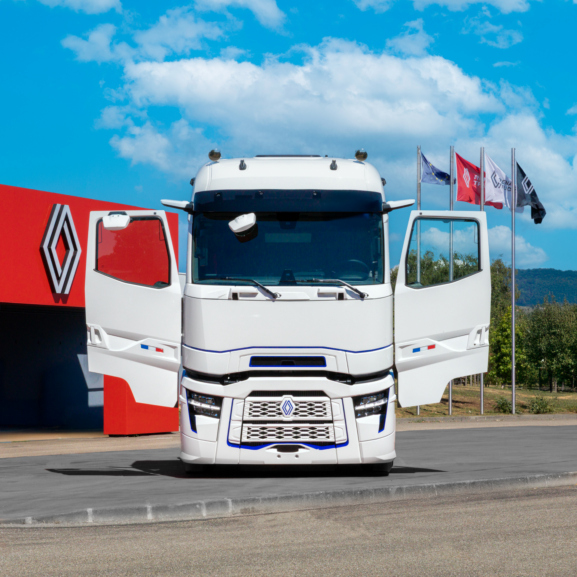 Renault Trucks poids lourd, bleu blanc rouge, sortie du site de 01customized
