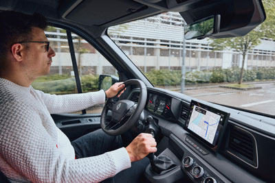 Véhicule Utilitaire Renault Trucks Homme en conduite Renault Trucks Master 4