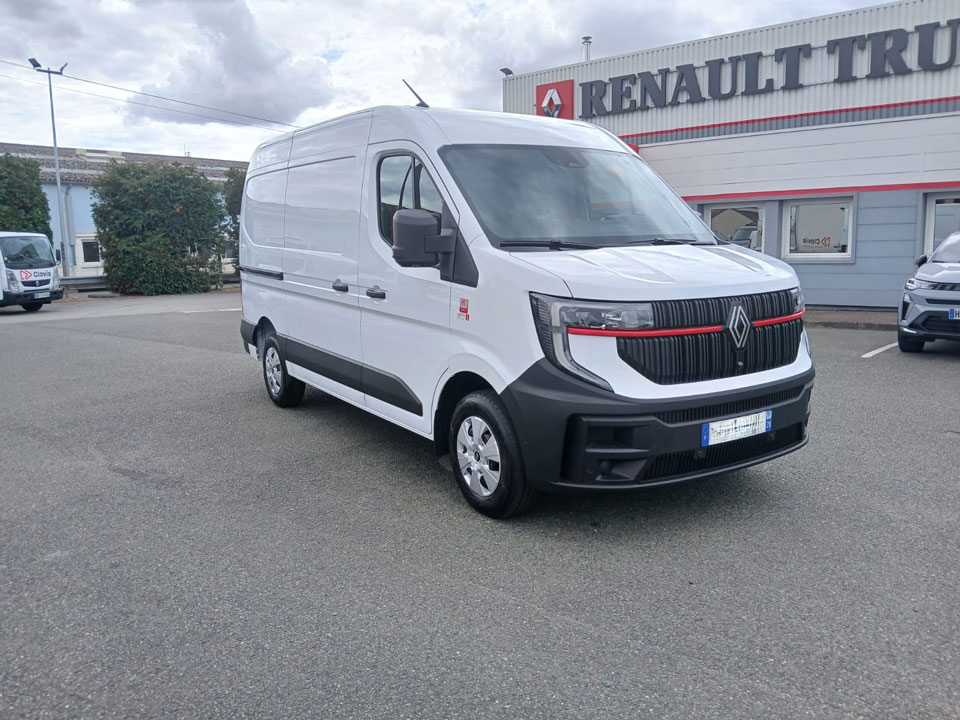 Véhicule Utilitaire Renault Trucks Homme en conduite Renault Trucks Master 4